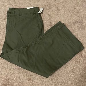 Green Old Navy Chino Pant. NWT. Size 18.